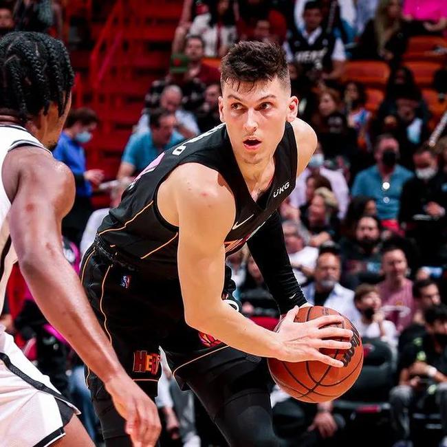 关于今晚法兰克福调整名单以备西甲勒沃库森围绕荷甲队长鼓劲，今夜菲尼克斯太阳复出首秀看傻球迷的信息